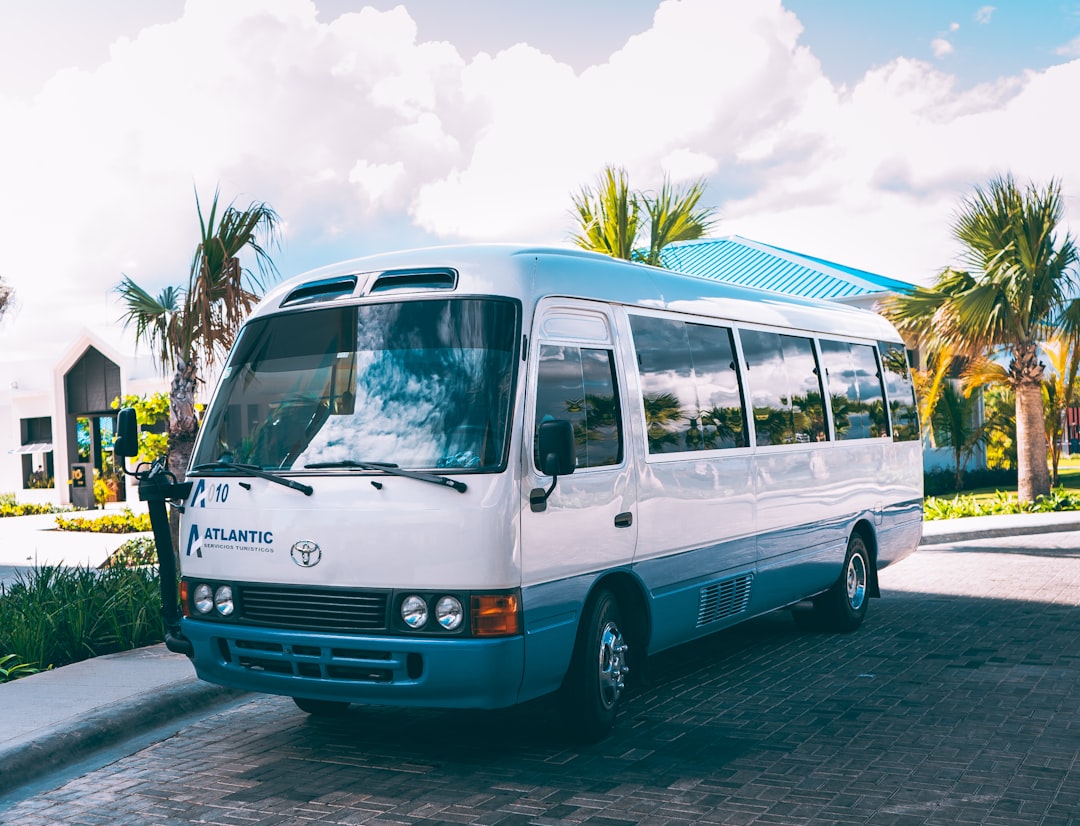 About a-white-bus-parked-on-the-side-of-the-road-jcvny-p6axw